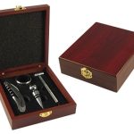 Set de 4 accesorios metálicos de vino en caja de madera barnizada. Set de Vino en Caja Madera publicitario, Set de Vino en Caja Madera promocional, kit de Vino en Caja Madera, juego de Vino en Caja Madera, regalo día del padre, día del padre, Set de Vino en Caja Madera publicitario, Set de Vino en Caja Madera promocional, kit de Vino en Caja Madera, juego de Vino en Caja Madera, regalo día del padre, día del padre precio, Set de Vino en Caja Madera publicitario, Set de Vino en Caja Madera promocional, kit de Vino en Caja Madera, juego de Vino en Caja Madera, regalo día del padre, día del padre despacho a regiones, Set de Vino en Caja Madera caoba, Vino en Caja Madera caoba, vino madera caoba, Set de Vino en Caja Madera publicitario, Set de Vino en Caja Madera promocional, kit de Vino en Caja Madera, juego de Vino en Caja Madera, regalo día del padre, día del padre, Set de Vino en Caja Madera publicitario, Set de Vino en Caja Madera promocional, kit de Vino en Caja Madera, juego de Vino en Caja Madera, regalo día del padre, día del padre precio, Set de Vino en Caja Madera publicitario, Set de Vino en Caja Madera promocional, kit de Vino en Caja Madera, juego de Vino en Caja Madera, regalo día del padre, día del padre despacho a regiones, Set de Vino en Caja Madera caoba, Vino en Caja Madera caoba, set vino madera caoba precio, set vino madera caoba santiago,